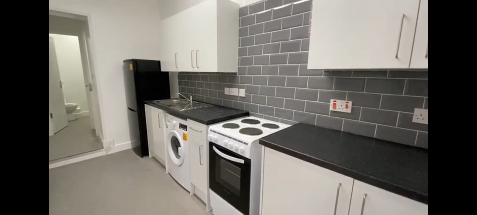 Ensuite, 6 bed house — Room 1
