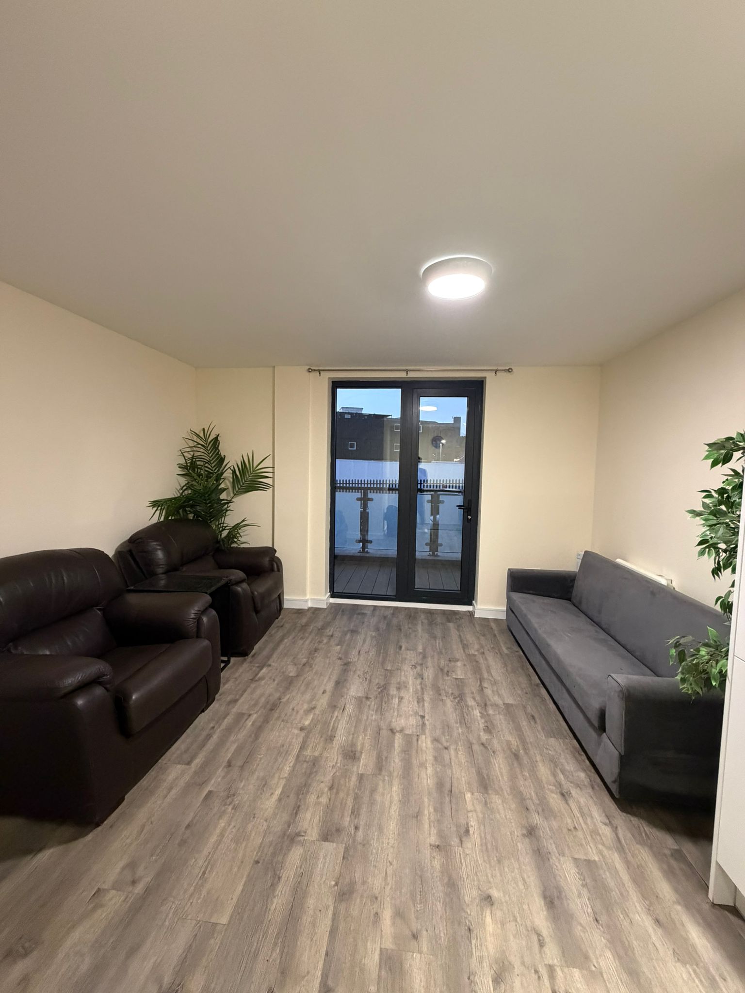Apartment - 3 rooms, 1 en-suite, 1 family bath — Room 1