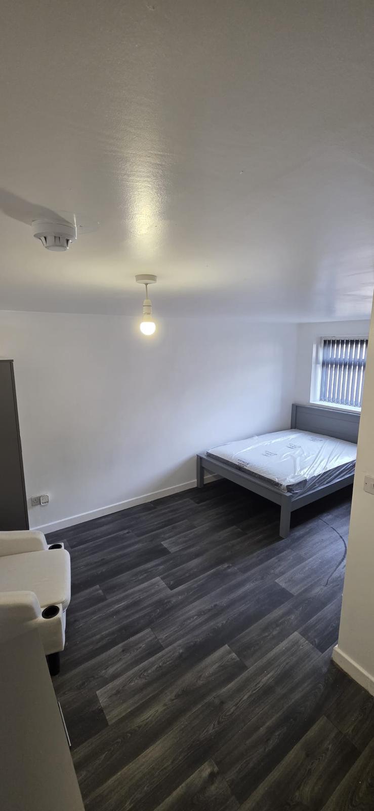 Double room, B32 3TQ