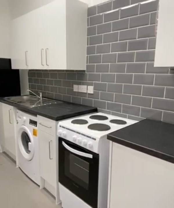 Ensuite, 6 bed house — Room 2