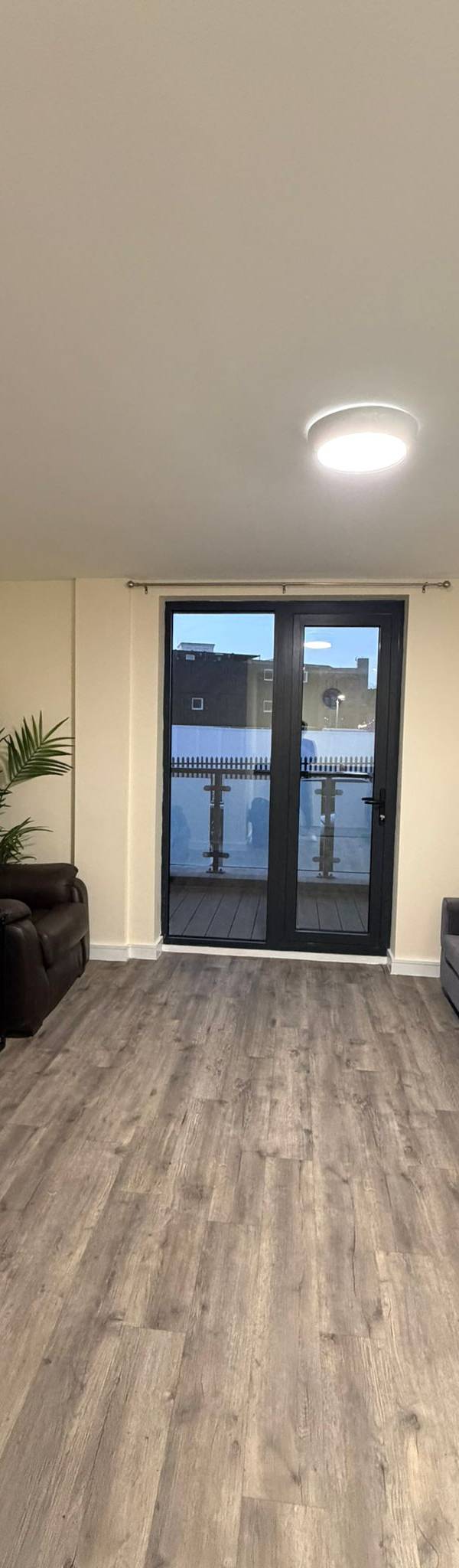 Apartment - 3 rooms, 1 en-suite, 1 family bath — Room 2